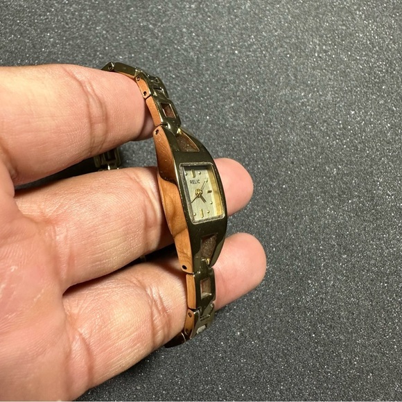 Relic Ladies Watch Gold Tone Squared Quartz Working With New Battery - Picture 7 of 7